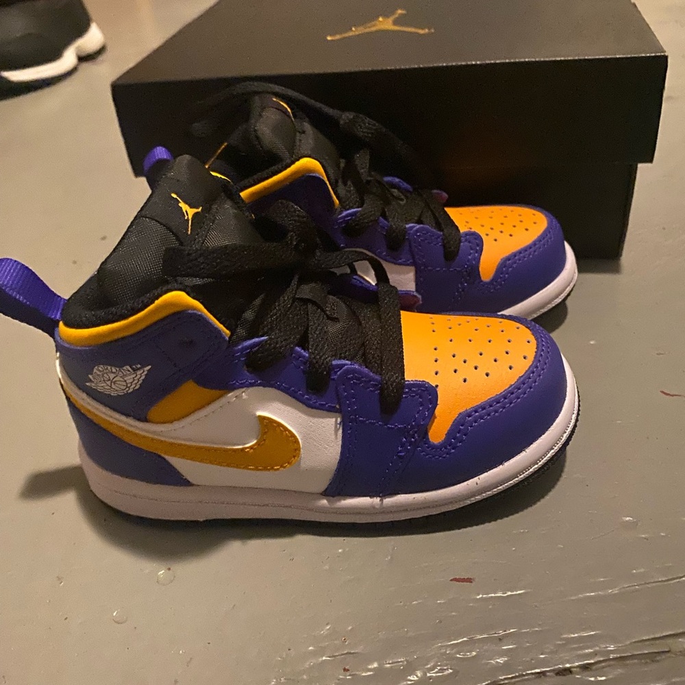 Nike Jordan 1 MID (TD) toddler size 7C new without tags!